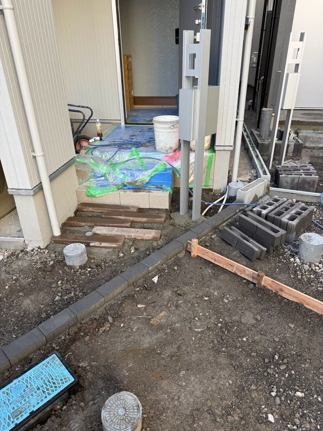 江戸川区 新築外構施工途中｜玄関アプローチ部分にインターロッキングを設置（F号棟）