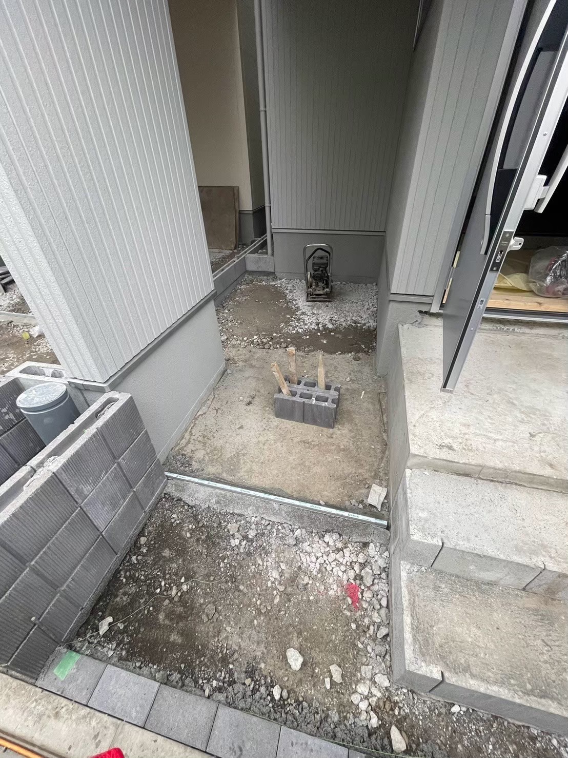 江戸川区 新築外構施工途中｜駐輪スペース（B号棟）