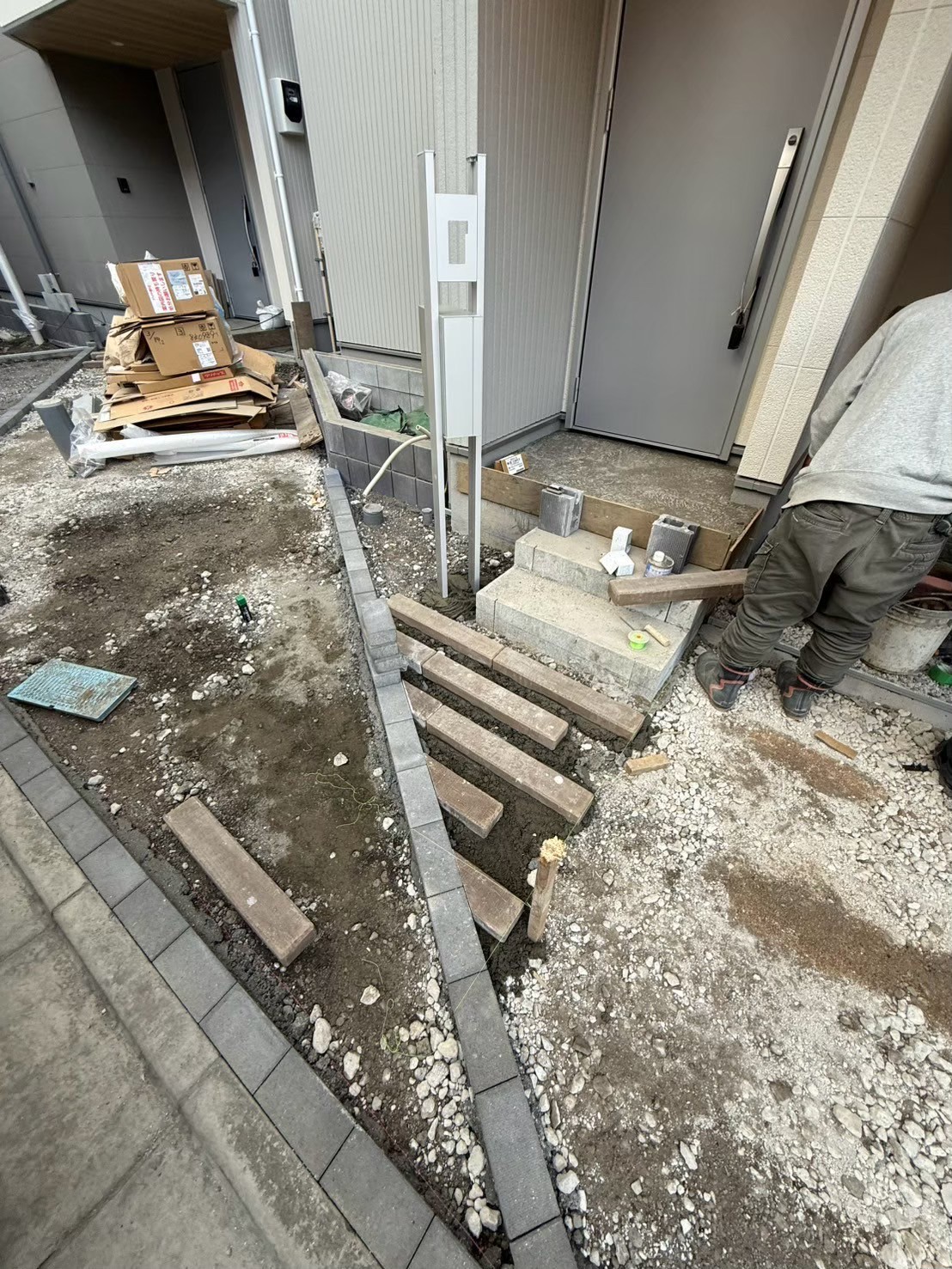 江戸川区 新築外構施工途中｜玄関アプローチ部分にインターロッキングを設置（C号棟）