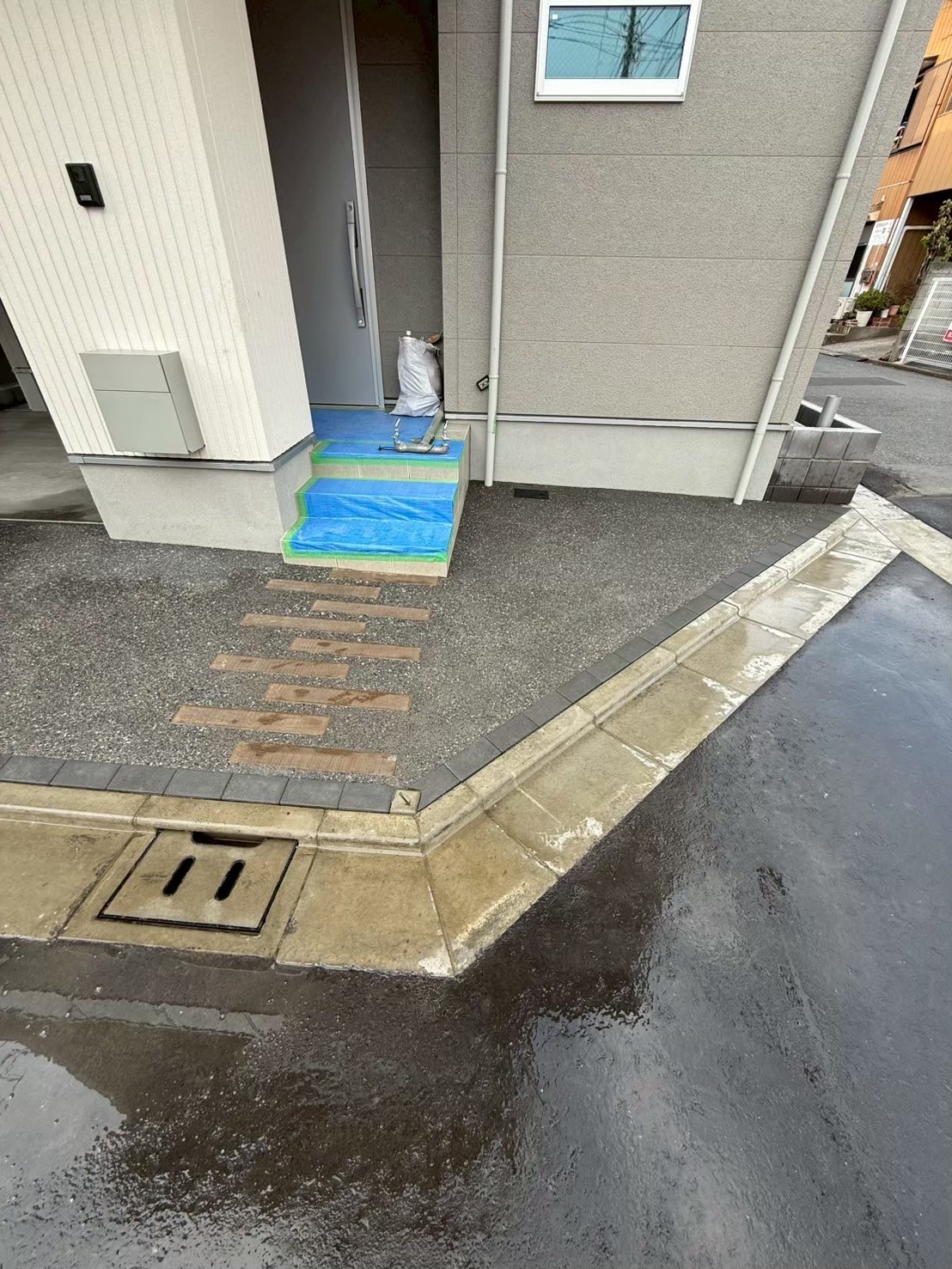 江戸川区 外構完成｜アプローチ部分にヴィンテージウッド・ボーダーを設置しました。（A号棟）