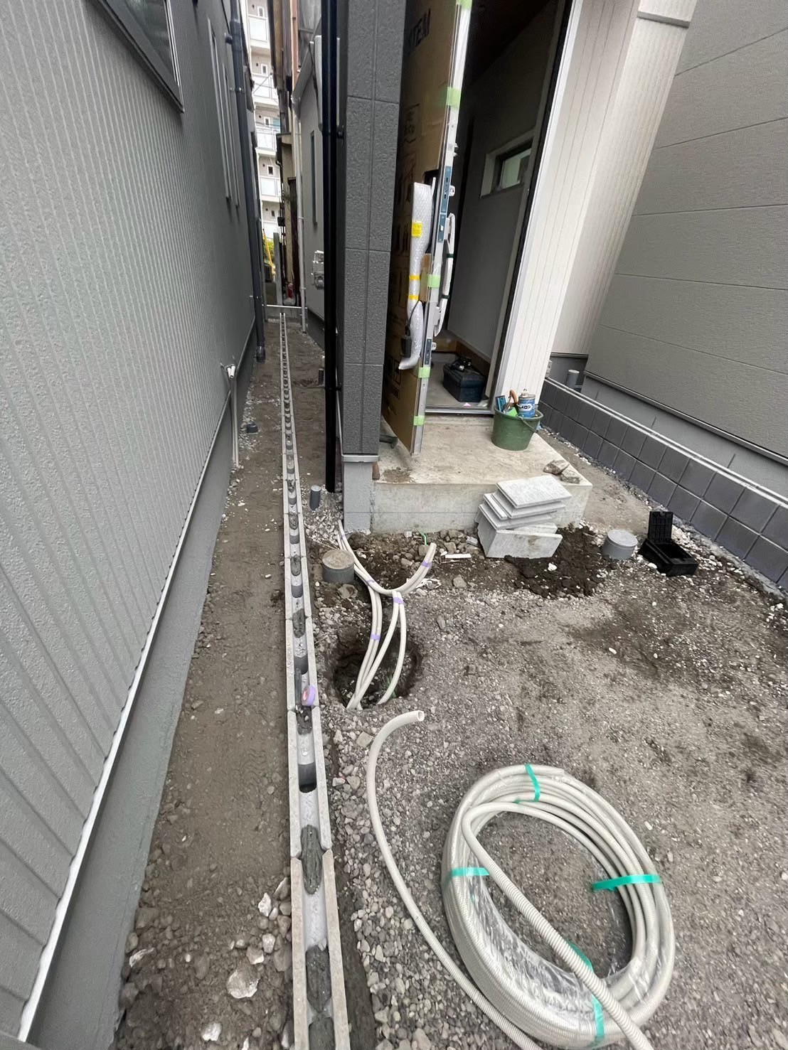 江戸川区 新築外構施工途中｜境界ブロックを一段で設置（E号棟）