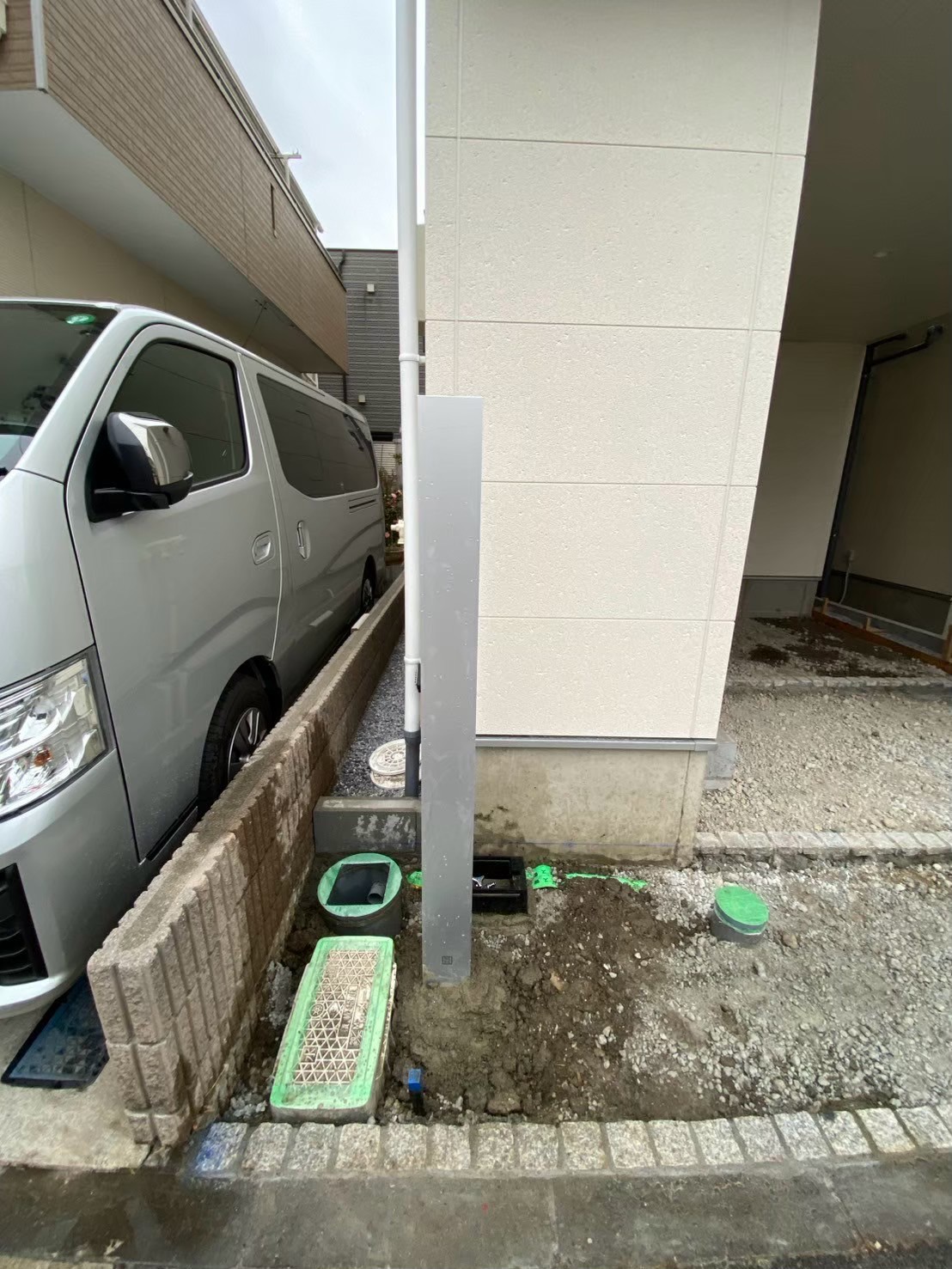 足立区 新築外構施工途中｜機能門柱の設置（A号棟）
