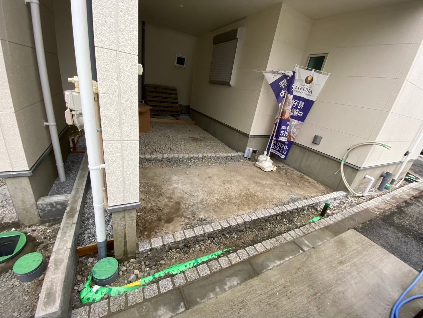 足立区 新築外構施工途中｜駐車スペースにインターロッキングの設置（B号棟）