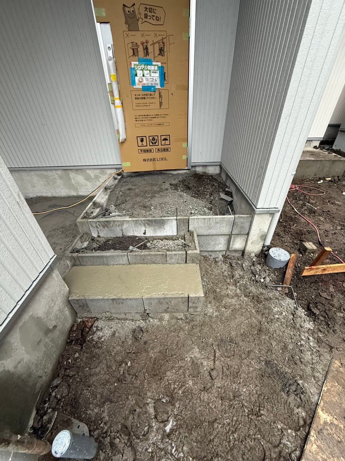 江戸川区 新築外構施工途中｜玄関前のスペースの整地作業（F号棟）