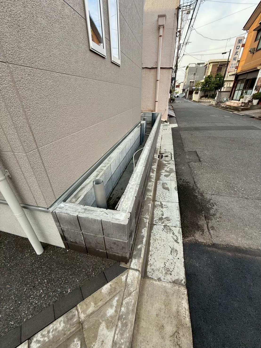 江戸川区 外構完成｜ウルトラCブロック使用しています。（A号棟）