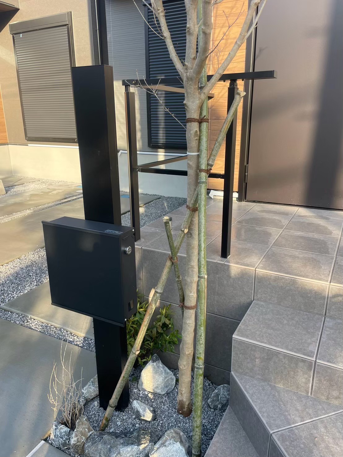 市川市 外構完成｜玄関前の植栽_2（B号棟）