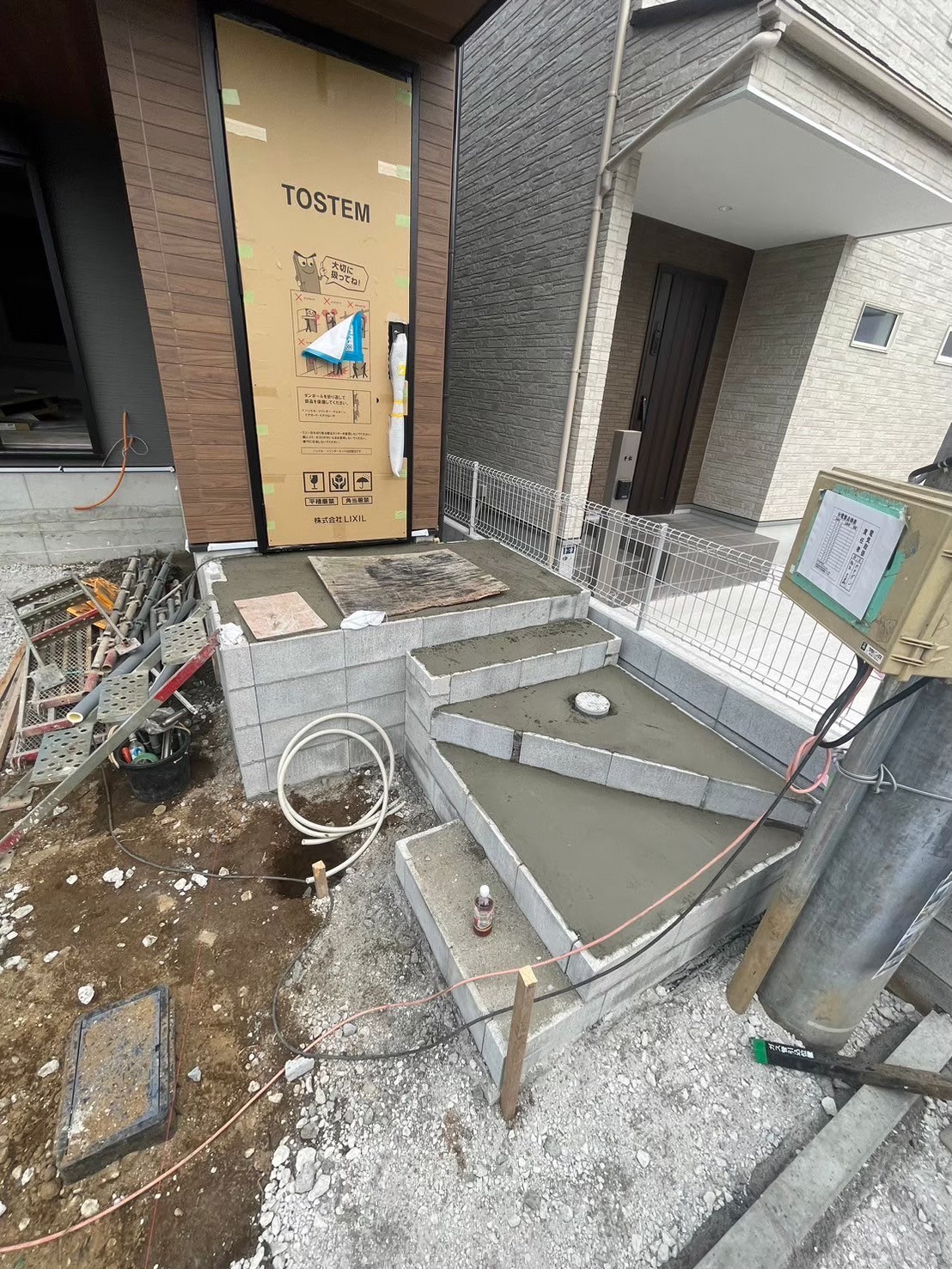 市川市 新築外構施工途中｜玄関アプローチ部分にコンクリートの打設（B号棟）
