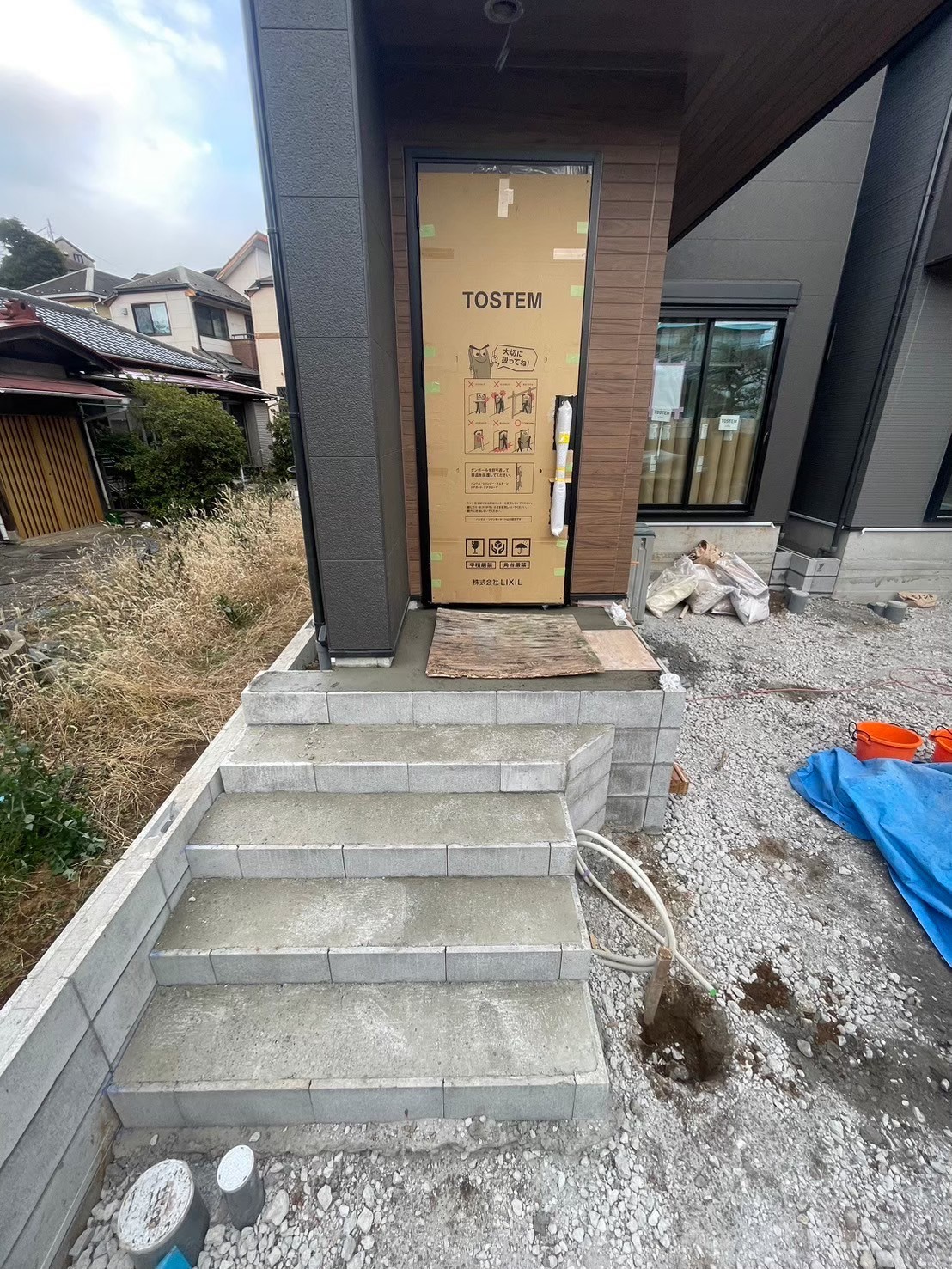 市川市 新築外構施工途中｜玄関アプローチ部分にコンクリートの打設（A号棟）