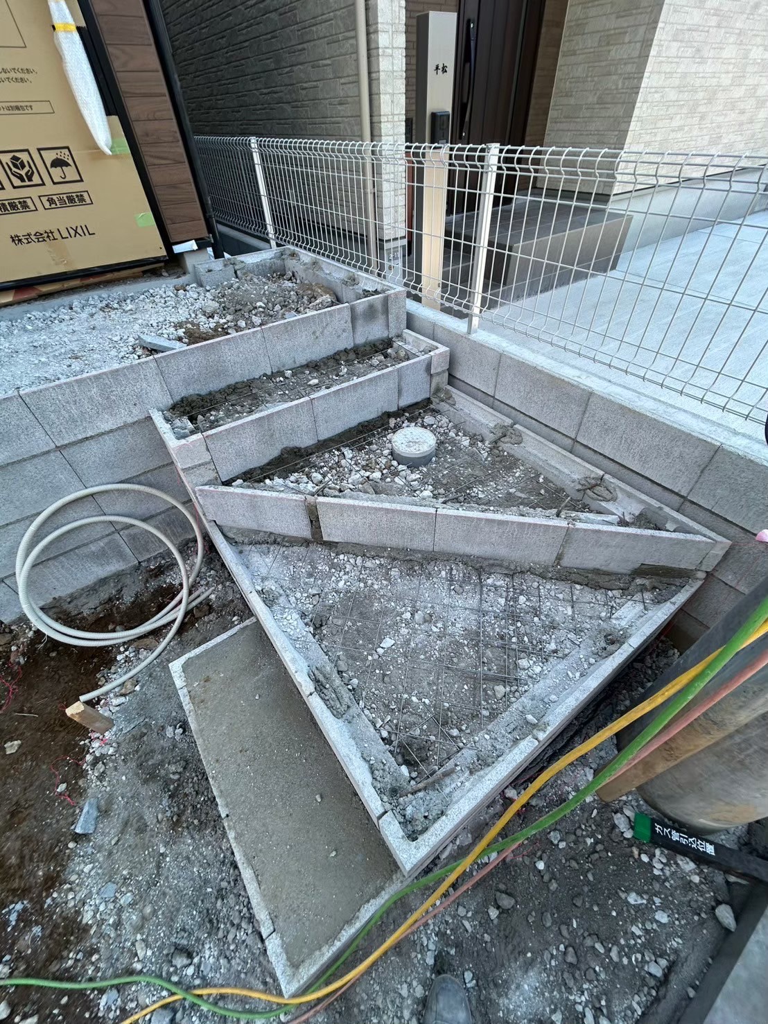 市川市 新築外構施工途中｜玄関アプローチ部分にコンクリートの打設（B号棟）