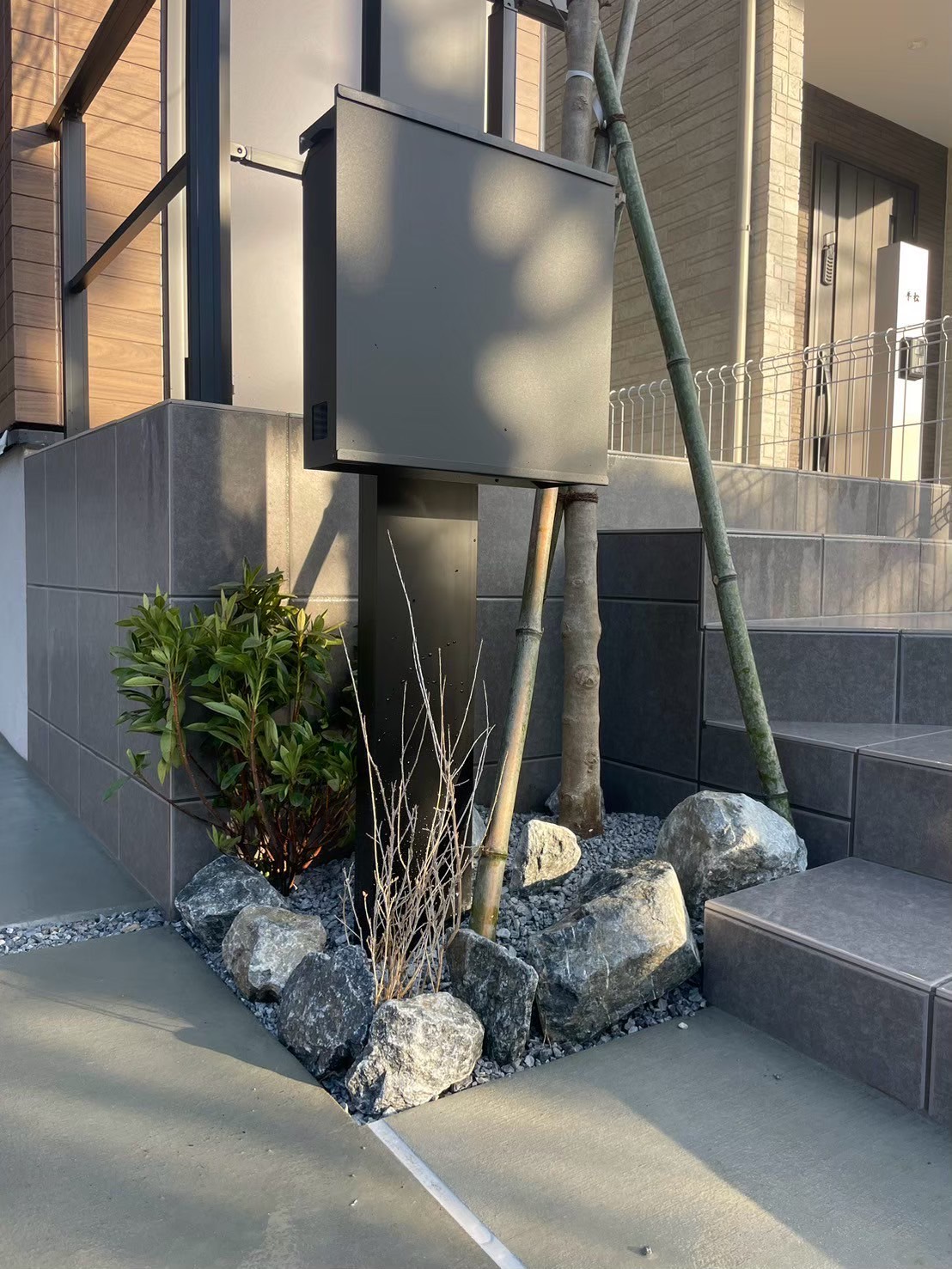 市川市 外構完成｜玄関前の植栽（B号棟）