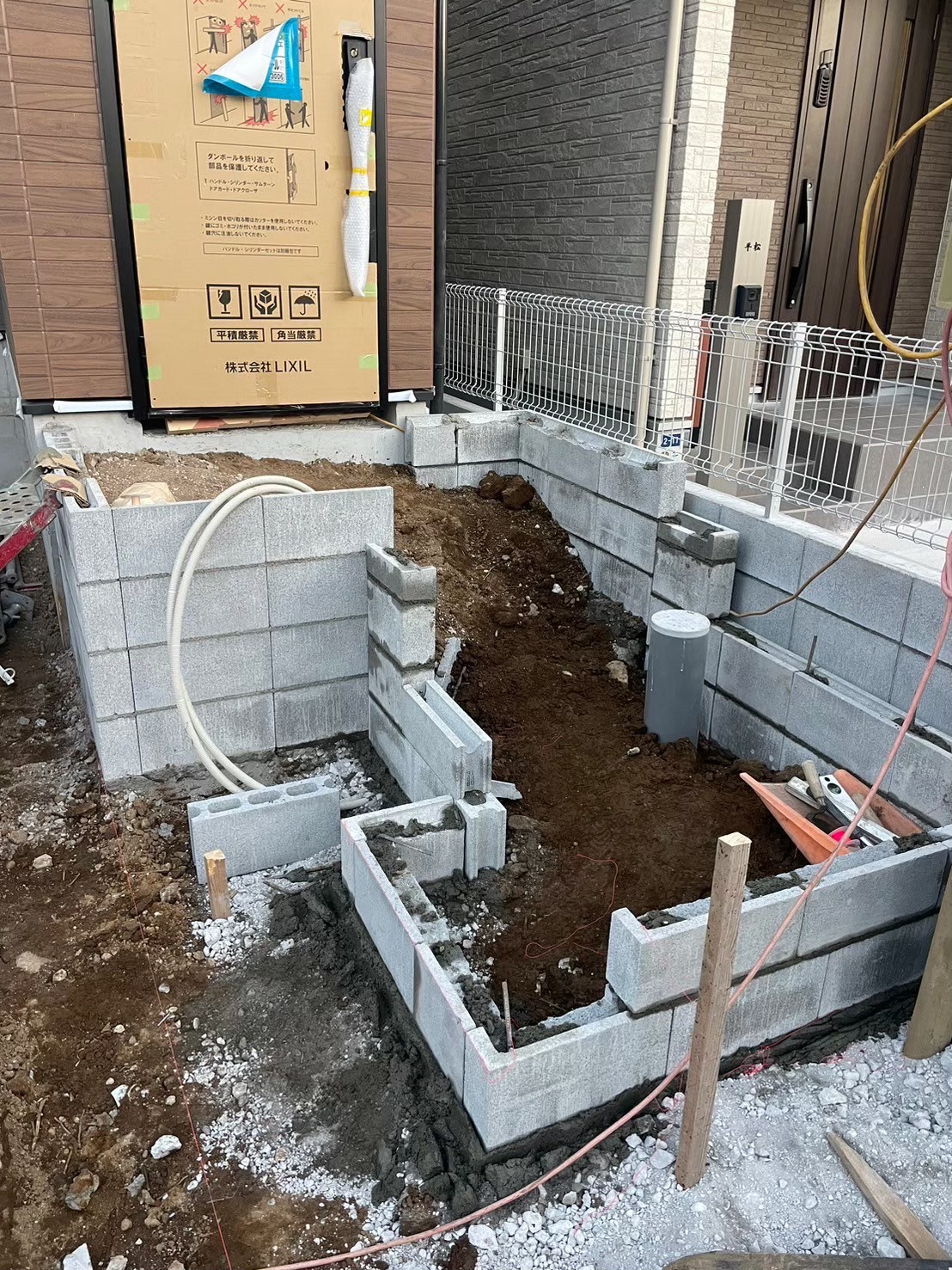 市川市 新築外構施工途中｜玄関前の階段ブロック制作_2（B号棟）