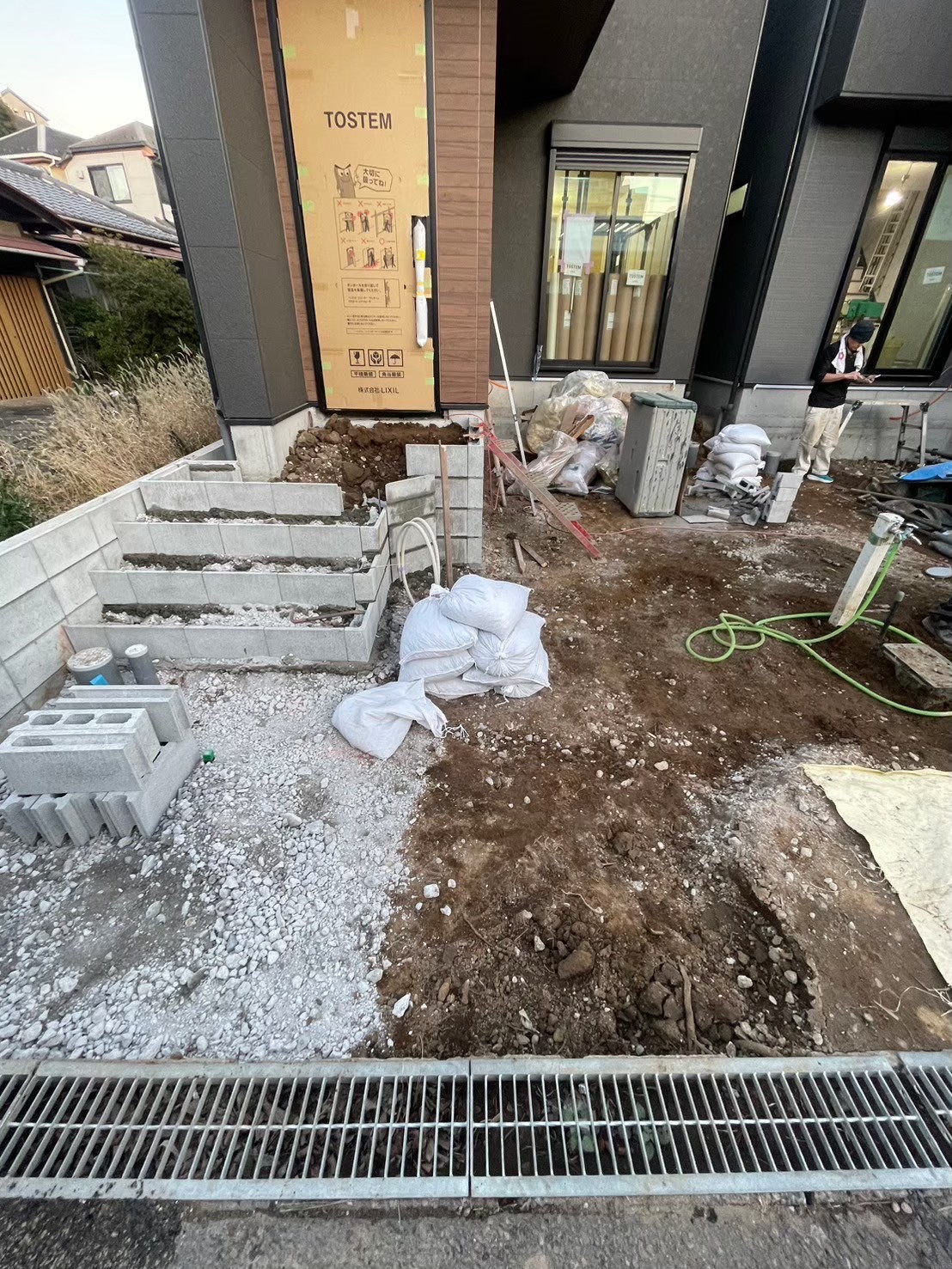 市川市 新築外構施工途中｜玄関前の階段ブロック制作_2（A号棟）